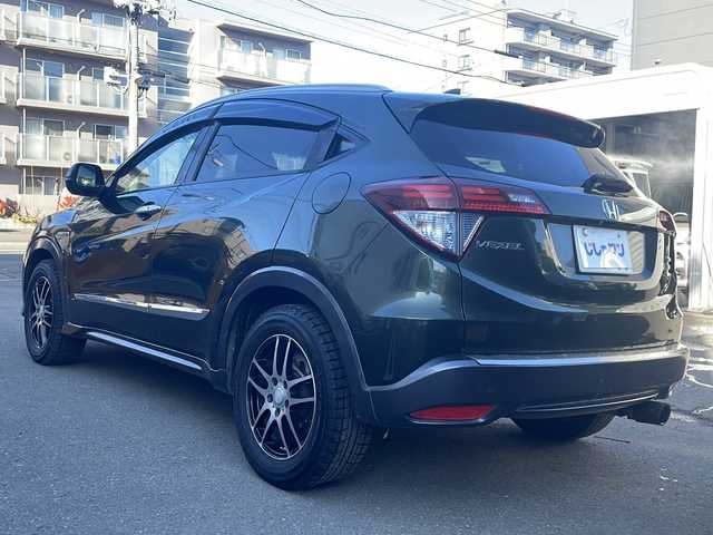 ホンダ ヴェゼル ハイブリッド X Lパッケージ 道央・札幌 2013(平25)年 12.8万km ミスティックグリーンパール (株)IDOMが運営する【じしゃロン札幌店】の自社ローン専用車両になりますこちらは現金またはオートローンご利用価格です。自社ローンご希望の方は別途その旨お申し付けください。/純正SDナビ/AM/FM/CD/DVD/Bluetooth/フルセグTV/バックカメラ/ビルトインETC/前後ドライブレコーダー/クルーズコントロール/横滑り防止装置/オートライト/LEDヘッドライト/フォグランプ/スマートキー/社外エンジンスターター/パドルシフト/電動パーキングブレーキ/オートブレーキホールド/アクラポヴィッチ　マフラーカッター/プッシュスタート/電動格納ミラー/社外16インチAW/純正サマータイヤ付AW車載/純正フロアマット/純正ドアバイザー/保証書/取扱説明書