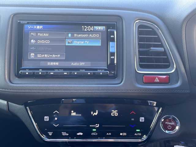 ホンダ ヴェゼル ハイブリッド X Lパッケージ 道央・札幌 2013(平25)年 12.8万km ミスティックグリーンパール (株)IDOMが運営する【じしゃロン札幌店】の自社ローン専用車両になりますこちらは現金またはオートローンご利用価格です。自社ローンご希望の方は別途その旨お申し付けください。/純正SDナビ/AM/FM/CD/DVD/Bluetooth/フルセグTV/バックカメラ/ビルトインETC/前後ドライブレコーダー/クルーズコントロール/横滑り防止装置/オートライト/LEDヘッドライト/フォグランプ/スマートキー/社外エンジンスターター/パドルシフト/電動パーキングブレーキ/オートブレーキホールド/アクラポヴィッチ　マフラーカッター/プッシュスタート/電動格納ミラー/社外16インチAW/純正サマータイヤ付AW車載/純正フロアマット/純正ドアバイザー/保証書/取扱説明書