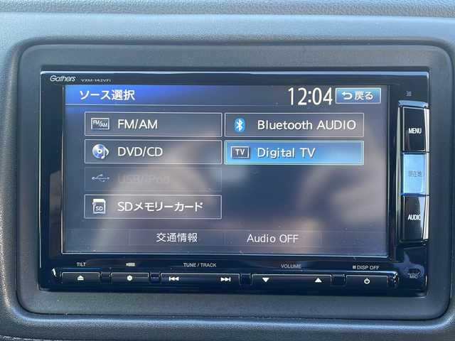 ホンダ ヴェゼル ハイブリッド X Lパッケージ 道央・札幌 2013(平25)年 12.8万km ミスティックグリーンパール (株)IDOMが運営する【じしゃロン札幌店】の自社ローン専用車両になりますこちらは現金またはオートローンご利用価格です。自社ローンご希望の方は別途その旨お申し付けください。/純正SDナビ/AM/FM/CD/DVD/Bluetooth/フルセグTV/バックカメラ/ビルトインETC/前後ドライブレコーダー/クルーズコントロール/横滑り防止装置/オートライト/LEDヘッドライト/フォグランプ/スマートキー/社外エンジンスターター/パドルシフト/電動パーキングブレーキ/オートブレーキホールド/アクラポヴィッチ　マフラーカッター/プッシュスタート/電動格納ミラー/社外16インチAW/純正サマータイヤ付AW車載/純正フロアマット/純正ドアバイザー/保証書/取扱説明書