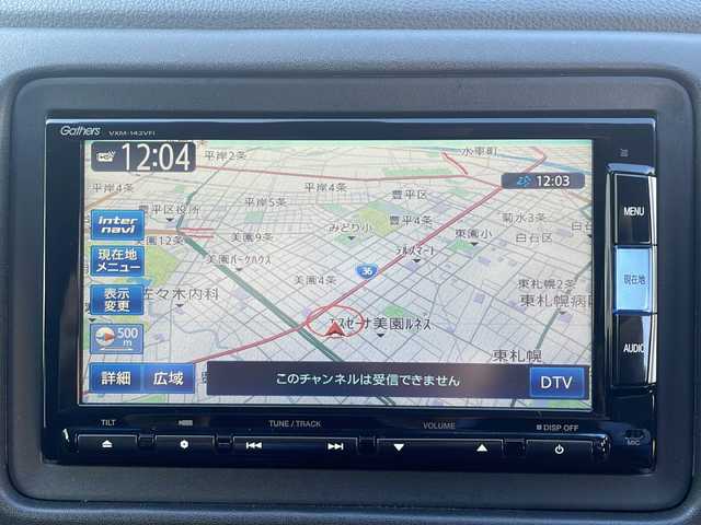 ホンダ ヴェゼル ハイブリッド X Lパッケージ 道央・札幌 2013(平25)年 12.8万km ミスティックグリーンパール (株)IDOMが運営する【じしゃロン札幌店】の自社ローン専用車両になりますこちらは現金またはオートローンご利用価格です。自社ローンご希望の方は別途その旨お申し付けください。/純正SDナビ/AM/FM/CD/DVD/Bluetooth/フルセグTV/バックカメラ/ビルトインETC/前後ドライブレコーダー/クルーズコントロール/横滑り防止装置/オートライト/LEDヘッドライト/フォグランプ/スマートキー/社外エンジンスターター/パドルシフト/電動パーキングブレーキ/オートブレーキホールド/アクラポヴィッチ　マフラーカッター/プッシュスタート/電動格納ミラー/社外16インチAW/純正サマータイヤ付AW車載/純正フロアマット/純正ドアバイザー/保証書/取扱説明書