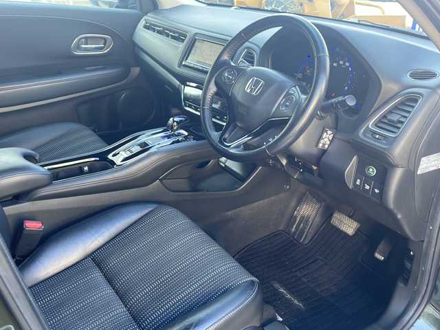 ホンダ ヴェゼル ハイブリッド X Lパッケージ 道央・札幌 2013(平25)年 12.8万km ミスティックグリーンパール (株)IDOMが運営する【じしゃロン札幌店】の自社ローン専用車両になりますこちらは現金またはオートローンご利用価格です。自社ローンご希望の方は別途その旨お申し付けください。/純正SDナビ/AM/FM/CD/DVD/Bluetooth/フルセグTV/バックカメラ/ビルトインETC/前後ドライブレコーダー/クルーズコントロール/横滑り防止装置/オートライト/LEDヘッドライト/フォグランプ/スマートキー/社外エンジンスターター/パドルシフト/電動パーキングブレーキ/オートブレーキホールド/アクラポヴィッチ　マフラーカッター/プッシュスタート/電動格納ミラー/社外16インチAW/純正サマータイヤ付AW車載/純正フロアマット/純正ドアバイザー/保証書/取扱説明書