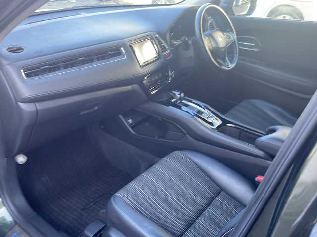 ホンダ ヴェゼル ハイブリッド X Lパッケージ 道央・札幌 2013(平25)年 12.8万km ミスティックグリーンパール (株)IDOMが運営する【じしゃロン札幌店】の自社ローン専用車両になりますこちらは現金またはオートローンご利用価格です。自社ローンご希望の方は別途その旨お申し付けください。/純正SDナビ/AM/FM/CD/DVD/Bluetooth/フルセグTV/バックカメラ/ビルトインETC/前後ドライブレコーダー/クルーズコントロール/横滑り防止装置/オートライト/LEDヘッドライト/フォグランプ/スマートキー/社外エンジンスターター/パドルシフト/電動パーキングブレーキ/オートブレーキホールド/アクラポヴィッチ　マフラーカッター/プッシュスタート/電動格納ミラー/社外16インチAW/純正サマータイヤ付AW車載/純正フロアマット/純正ドアバイザー/保証書/取扱説明書