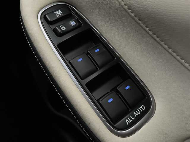 トヨタ クラウン ハイブリッド ロイヤルサルーンG 宮城県 2013(平25)年 5.3万km ホワイトパールクリスタルシャイン 【返品サービス車両 落札不可】/・プリクラッシュセーフティー/・インテリジェントクリアランスソナー/・純正メーカーオプションHDDナビ/・CD/DVD/MSV/Bluetooth/フルセグ/・バックカメラ/・アダプティブクルーズコントロール/・前席パワーシート/・前席シートヒーター/・ステアリングヒーター/・スマートキー/・トランクイージークローザー/・前後コーナーセンサー/・純正17インチアルミホイール/・純正ドライブレコーダー【DRT-H61A】/・ビルトインETC/・純正LEDヘッドライト/・フォグランプ/・木目調パネル/・本革巻きステアリング/・ドアバイザー/・サイド＆カーテンエアバッグ