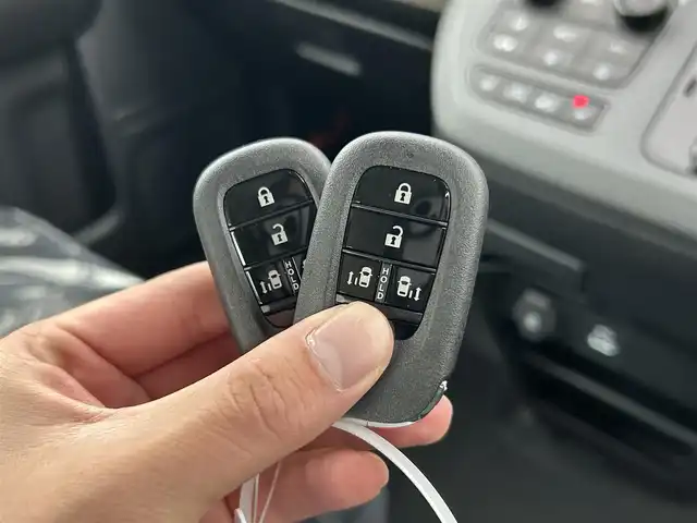 ホンダ フリード AIR EX 千葉県 2025(令7)年 0.1千km ソニックグレーパール 登録済未使用車　/登録時走行距離：4km/純正９型ナビ/AM＆FM＆Bluetooth＆フルセグTV＆AppleCarPlay/ホンダセンシング　/後席クーラー　/レーダークルーズコントロール　/ブラインドスポットモニター　/コーナーセンサー　/電動パーキングブレーキ　/両側電動スライドドア　/シートヒーター/電動格納サイドミラー/後席サンシェード/バックカメラ/アイドリングストップ/ウィンカーミラー/プッシュスタート/ISOFIX/ステアリングスイッチ/USBポート