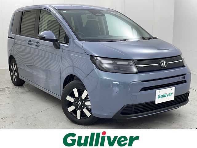 ホンダ フリード AIR EX 茨城県 2025(令7)年 0.1千km ソニックグレーパール 純正9型メモリーナビゲーション/【LXM-242ZFNi】/フルセグ/Bluetooth/CarPlay/バックカメラ/両側電動スライドドア/ホンダセンシング/CMBS衝突軽減ブレーキ/歩行者事故低減ステアリング/アダブティブクルーズコントロール/LKAS車線維持支援システム/路外逸脱抑制機能/誤発進抑制機能/先行車発進お知らせ機能/標識認識機能/後方誤発進抑制機能/ブラインドスポットインフォメーション/踏み間違い衝突防止アシスト/前後パーキングセンサー/オートハイビーム/ハーフレザーシート/前席シートヒーター/革巻きステアリング/電動パーキングブレーキ/オートブレーキホールド/リアクーラー/ECON/プッシュスタート/スマートキー/LEDヘッドランプ/オートライト/純正15インチアルミホイール/取扱説明書/保証書