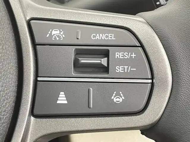 ホンダ フリード AIR EX 千葉県 2025(令7)年 0.1千km プラチナホワイトパール 登録済未使用車/ホンダセンシング/・路外逸脱抑制機能/・ブラインドスポットインフォメーション/・踏み間違い衝突軽減システム/・衝突軽減ブレーキ/・パーキングセンサー/・レーダークルーズコントロール/両側パワースライドドア/純正９型ホンダコネクトナビ/・型番：LXM-242ZFNi/・Apple CarPlay/Android Auto/Bluetooth/フルセグTV/・バックカメラ/皮巻きステアリング/・ステアリングスイッチ/ハーフレザーシート/・DNシートヒーター/電子パーキング/・ブレーキホールド/純正15インチAW/オートライト/・LEDヘッドライト