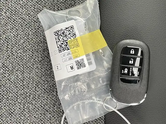 ホンダ フリード AIR EX 千葉県 2025(令7)年 0.1千km プラチナホワイトパール 登録済未使用車/ホンダセンシング/・路外逸脱抑制機能/・ブラインドスポットインフォメーション/・踏み間違い衝突軽減システム/・衝突軽減ブレーキ/・パーキングセンサー/・レーダークルーズコントロール/両側パワースライドドア/純正９型ホンダコネクトナビ/・型番：LXM-242ZFNi/・Apple CarPlay/Android Auto/Bluetooth/フルセグTV/・バックカメラ/皮巻きステアリング/・ステアリングスイッチ/ハーフレザーシート/・DNシートヒーター/電子パーキング/・ブレーキホールド/純正15インチAW/オートライト/・LEDヘッドライト