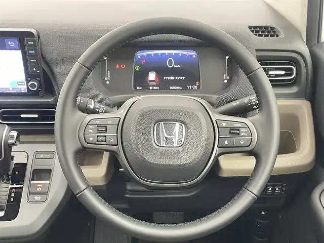 ホンダ フリード AIR EX 千葉県 2025(令7)年 0.1千km プラチナホワイトパール 登録済未使用車/ホンダセンシング/・路外逸脱抑制機能/・ブラインドスポットインフォメーション/・踏み間違い衝突軽減システム/・衝突軽減ブレーキ/・パーキングセンサー/・レーダークルーズコントロール/両側パワースライドドア/純正９型ホンダコネクトナビ/・型番：LXM-242ZFNi/・Apple CarPlay/Android Auto/Bluetooth/フルセグTV/・バックカメラ/皮巻きステアリング/・ステアリングスイッチ/ハーフレザーシート/・DNシートヒーター/電子パーキング/・ブレーキホールド/純正15インチAW/オートライト/・LEDヘッドライト