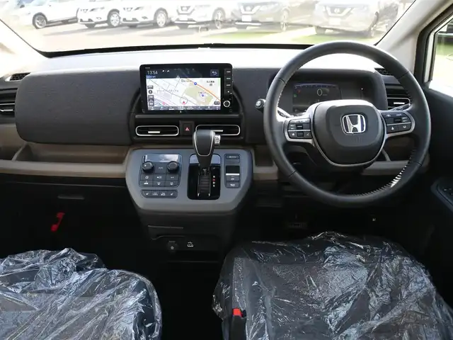 ホンダ フリード AIR EX 千葉県 2025(令7)年 0.1千km プラチナホワイトパール エアー　EX　2L241P4　6人　9インチナビ　LXM-242ZFNI(207680円)　マルチビューカメラシステム/後退出庫サポート(119900円)/ホンダセンシング/・衝突軽減ブレーキ（CMBS）/・車線維持支援システム（LKAS）/・アダプティブクルーズコントロール（ACC）/・後方誤発進抑制機能/・誤発進抑制機能/・ブラインドスポットインフォメーション/両側パワースライドドア/ハーフレザーシート/前席シートヒーター/純正コネクトナビ/地デジTV/【Apple CarPlay　Android Auto対応】/【Bluetooth接続】/マルチビューカメラシステム/革巻きステアリング/ステアリングスイッチ/LEDヘッドライト/ウインカーミラー/コーナーセンサー/純正15インチアルミホイル/サイド/カーテンエアバッグ/Honda スマートキー