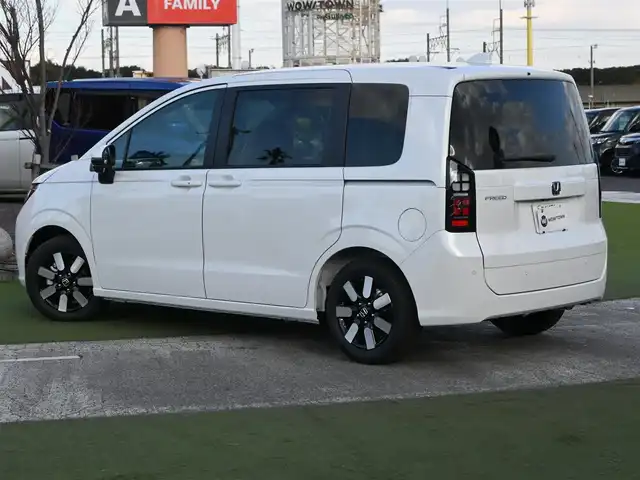 ホンダ フリード AIR EX 千葉県 2025(令7)年 0.1千km プラチナホワイトパール エアー　EX　2L241P4　6人　9インチナビ　LXM-242ZFNI(207680円)　マルチビューカメラシステム/後退出庫サポート(119900円)/ホンダセンシング/・衝突軽減ブレーキ（CMBS）/・車線維持支援システム（LKAS）/・アダプティブクルーズコントロール（ACC）/・後方誤発進抑制機能/・誤発進抑制機能/・ブラインドスポットインフォメーション/両側パワースライドドア/ハーフレザーシート/前席シートヒーター/純正コネクトナビ/地デジTV/【Apple CarPlay　Android Auto対応】/【Bluetooth接続】/マルチビューカメラシステム/革巻きステアリング/ステアリングスイッチ/LEDヘッドライト/ウインカーミラー/コーナーセンサー/純正15インチアルミホイル/サイド/カーテンエアバッグ/Honda スマートキー
