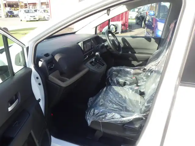 ホンダ フリード AIR EX 千葉県 2025(令7)年 0.1千km プラチナホワイトパール エアー　EX　2L241P4　6人　9インチナビ　LXM-242ZFNI(207680円)　マルチビューカメラシステム/後退出庫サポート(119900円)/ホンダセンシング/・衝突軽減ブレーキ（CMBS）/・車線維持支援システム（LKAS）/・アダプティブクルーズコントロール（ACC）/・後方誤発進抑制機能/・誤発進抑制機能/・ブラインドスポットインフォメーション/両側パワースライドドア/ハーフレザーシート/前席シートヒーター/純正コネクトナビ/地デジTV/【Apple CarPlay　Android Auto対応】/【Bluetooth接続】/マルチビューカメラシステム/革巻きステアリング/ステアリングスイッチ/LEDヘッドライト/ウインカーミラー/コーナーセンサー/純正15インチアルミホイル/サイド/カーテンエアバッグ/Honda スマートキー