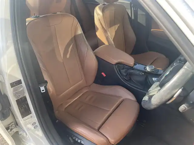 ＢＭＷ ３２０ｄ ブルーパフォーマンス Mスポーツ 愛媛県 2014(平26)年 7.9万km アルピンホワイトⅢ 純正ナビ(BT/CD/DVD)/バックカメラ/茶革シート/前席パワーシート/シートヒーター/運転席シートメモリー機能/イノベーションパッケージ/アクティブクルーズコントロール/レーンチェンジウォーニング/レーンディパーチャーウォーニング/全車接近警告機能(衝突被害軽減ブレーキ付)/ヘッドアップディスプレイ/ドライブレコーダー/パドルシフト/バックソナー/USB/AUX入力端子/ETC/アイドリングストップ/電格ミラー/現状サマー(純正AW)(255/35/ZR19)/FALKEN AZENIS KS10/禁煙車