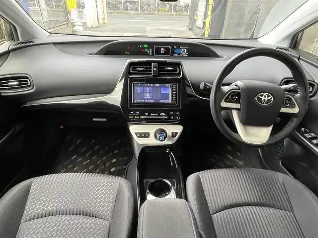 トヨタ プリウス Sセーフティプラス 千葉県 2018(平30)年 5.8万km ホワイトパールクリスタルシャイン トヨタ純正SDナビ（NSCD-W66）/CD/BT/AM/FM/TV/トヨタセーフティセンス/プリクラッシュセーフティ/レーダークルーズコントロール/レーンディパーチャーアラート/オートマチックハイビーム/クリアランスソナー/インテリジェントパーキングアシスト/オートライト/バックカメラ/横滑り防止機能/ビルトインETC/ウインカーサイドミラー/電動格納ミラー/LEDヘッドライト/シートリフター/純正フロアマット/純正ホイール/保証書、取扱説明書、スペアキー1本