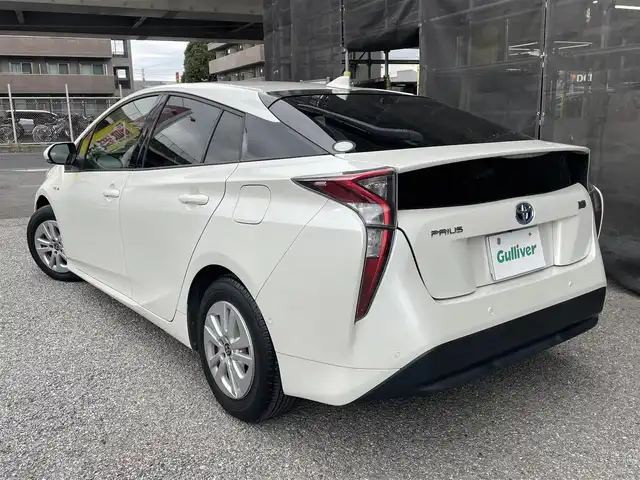 トヨタ プリウス Sセーフティプラス 千葉県 2018(平30)年 5.8万km ホワイトパールクリスタルシャイン トヨタ純正SDナビ（NSCD-W66）/CD/BT/AM/FM/TV/トヨタセーフティセンス/プリクラッシュセーフティ/レーダークルーズコントロール/レーンディパーチャーアラート/オートマチックハイビーム/クリアランスソナー/インテリジェントパーキングアシスト/オートライト/バックカメラ/横滑り防止機能/ビルトインETC/ウインカーサイドミラー/電動格納ミラー/LEDヘッドライト/シートリフター/純正フロアマット/純正ホイール/保証書、取扱説明書、スペアキー1本