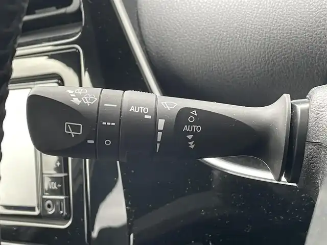 トヨタ プリウス Sセーフティプラス 千葉県 2018(平30)年 5.8万km ホワイトパールクリスタルシャイン トヨタ純正SDナビ（NSCD-W66）/CD/BT/AM/FM/TV/トヨタセーフティセンス/プリクラッシュセーフティ/レーダークルーズコントロール/レーンディパーチャーアラート/オートマチックハイビーム/クリアランスソナー/インテリジェントパーキングアシスト/オートライト/バックカメラ/横滑り防止機能/ビルトインETC/ウインカーサイドミラー/電動格納ミラー/LEDヘッドライト/シートリフター/純正フロアマット/純正ホイール/保証書、取扱説明書、スペアキー1本