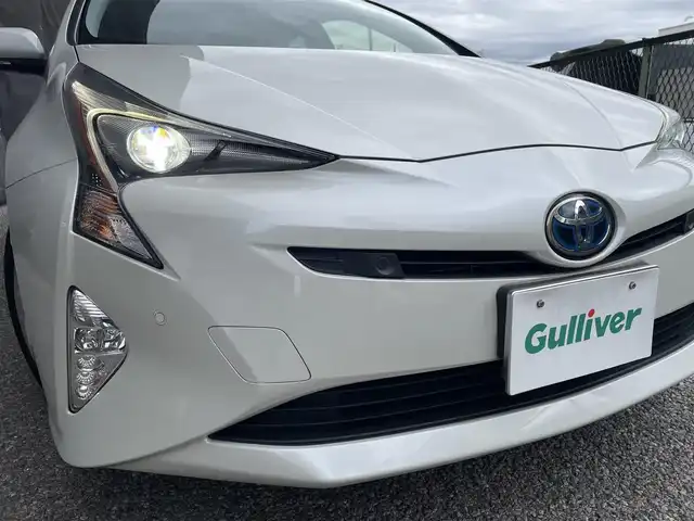 トヨタ プリウス Sセーフティプラス 千葉県 2018(平30)年 5.8万km ホワイトパールクリスタルシャイン トヨタ純正SDナビ（NSCD-W66）/CD/BT/AM/FM/TV/トヨタセーフティセンス/プリクラッシュセーフティ/レーダークルーズコントロール/レーンディパーチャーアラート/オートマチックハイビーム/クリアランスソナー/インテリジェントパーキングアシスト/オートライト/バックカメラ/横滑り防止機能/ビルトインETC/ウインカーサイドミラー/電動格納ミラー/LEDヘッドライト/シートリフター/純正フロアマット/純正ホイール/保証書、取扱説明書、スペアキー1本