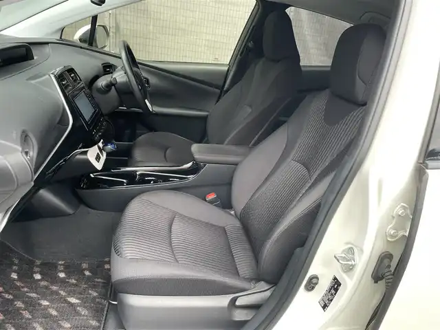 トヨタ プリウス Sセーフティプラス 千葉県 2018(平30)年 5.8万km ホワイトパールクリスタルシャイン トヨタ純正SDナビ（NSCD-W66）/CD/BT/AM/FM/TV/トヨタセーフティセンス/プリクラッシュセーフティ/レーダークルーズコントロール/レーンディパーチャーアラート/オートマチックハイビーム/クリアランスソナー/インテリジェントパーキングアシスト/オートライト/バックカメラ/横滑り防止機能/ビルトインETC/ウインカーサイドミラー/電動格納ミラー/LEDヘッドライト/シートリフター/純正フロアマット/純正ホイール/保証書、取扱説明書、スペアキー1本