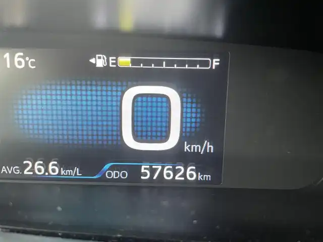 トヨタ プリウス Sセーフティプラス 千葉県 2018(平30)年 5.8万km ホワイトパールクリスタルシャイン トヨタ純正SDナビ（NSCD-W66）/CD/BT/AM/FM/TV/トヨタセーフティセンス/プリクラッシュセーフティ/レーダークルーズコントロール/レーンディパーチャーアラート/オートマチックハイビーム/クリアランスソナー/インテリジェントパーキングアシスト/オートライト/バックカメラ/横滑り防止機能/ビルトインETC/ウインカーサイドミラー/電動格納ミラー/LEDヘッドライト/シートリフター/純正フロアマット/純正ホイール/保証書、取扱説明書、スペアキー1本