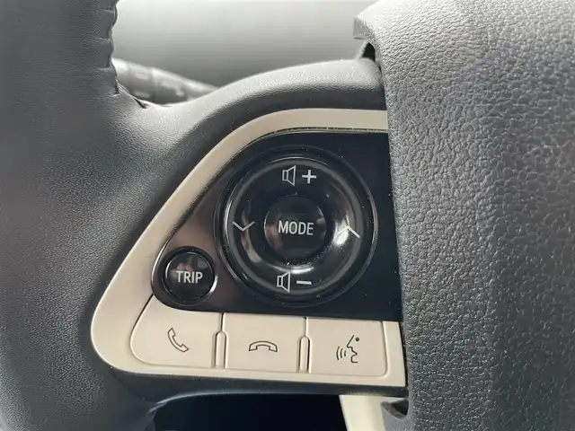 トヨタ プリウス Sセーフティプラス 千葉県 2018(平30)年 5.8万km ホワイトパールクリスタルシャイン トヨタ純正SDナビ（NSCD-W66）/CD/BT/AM/FM/TV/トヨタセーフティセンス/プリクラッシュセーフティ/レーダークルーズコントロール/レーンディパーチャーアラート/オートマチックハイビーム/クリアランスソナー/インテリジェントパーキングアシスト/オートライト/バックカメラ/横滑り防止機能/ビルトインETC/ウインカーサイドミラー/電動格納ミラー/LEDヘッドライト/シートリフター/純正フロアマット/純正ホイール/保証書、取扱説明書、スペアキー1本