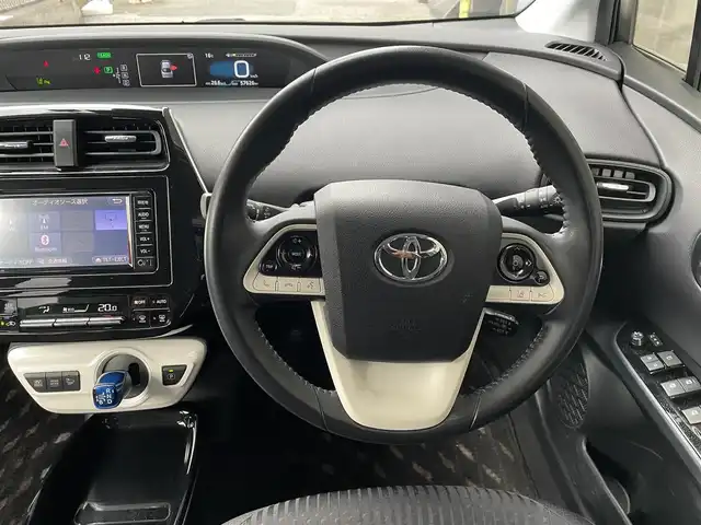 トヨタ プリウス Sセーフティプラス 千葉県 2018(平30)年 5.8万km ホワイトパールクリスタルシャイン トヨタ純正SDナビ（NSCD-W66）/CD/BT/AM/FM/TV/トヨタセーフティセンス/プリクラッシュセーフティ/レーダークルーズコントロール/レーンディパーチャーアラート/オートマチックハイビーム/クリアランスソナー/インテリジェントパーキングアシスト/オートライト/バックカメラ/横滑り防止機能/ビルトインETC/ウインカーサイドミラー/電動格納ミラー/LEDヘッドライト/シートリフター/純正フロアマット/純正ホイール/保証書、取扱説明書、スペアキー1本