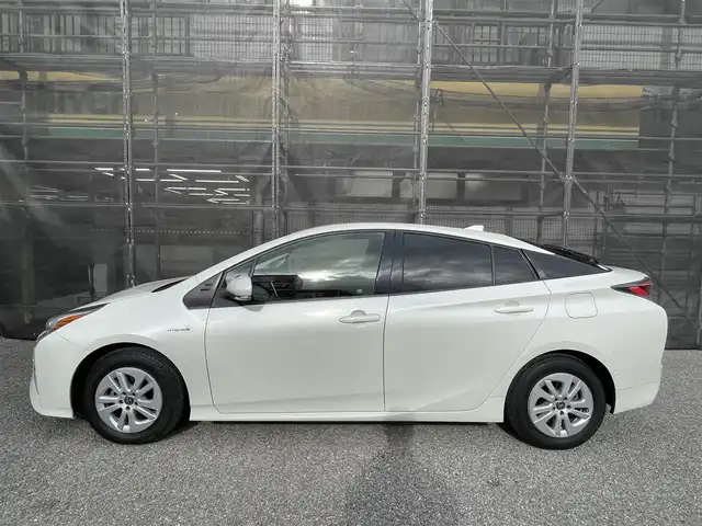 トヨタ プリウス Sセーフティプラス 千葉県 2018(平30)年 5.8万km ホワイトパールクリスタルシャイン トヨタ純正SDナビ（NSCD-W66）/CD/BT/AM/FM/TV/トヨタセーフティセンス/プリクラッシュセーフティ/レーダークルーズコントロール/レーンディパーチャーアラート/オートマチックハイビーム/クリアランスソナー/インテリジェントパーキングアシスト/オートライト/バックカメラ/横滑り防止機能/ビルトインETC/ウインカーサイドミラー/電動格納ミラー/LEDヘッドライト/シートリフター/純正フロアマット/純正ホイール/保証書、取扱説明書、スペアキー1本