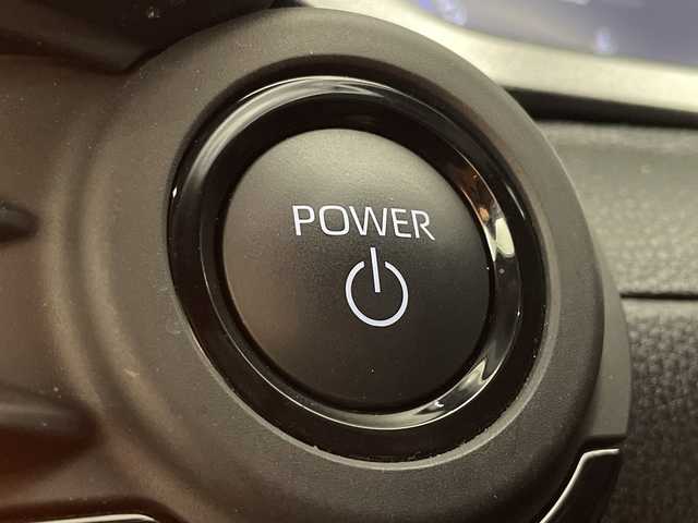 トヨタ クラウン スポーツ Z 神奈川県 2024(令6)年 0.8万km プレシャスホワイトパール 4WD/モデリスタスポイラー/パノラマルーフ/純正12.3型DA/ナビ/フルセグ　Bluetooth　USB　/パノラミックビューモニター/デジタルインナーミラー/PBD/HUD/パーキングアシスト/AC100Vコンセント/ワイヤレス充電/純正ビルトインETC2.0/純正前後ドライブレコーダー/セーフティセンス/レーダークルーズコントロール/レーンディパーチャーアラート/レーンチェンジアシスト/BSM/PCS/プロアクティブドライビングアシスト/フロント/リヤクロストラフィックアラート/後方車両検知/パーキングサポートブレーキ/安心降車アシスト/周辺車両接近時サポート/先行車発進告知機能/後退速度抑制/ロードサインアシスト/アドバンストドライブ/ドライバーモニター/ITSコネクト/ハイビームアシスト/前後ソナー/キャメル革シート/前席パワーシート/シートヒーター/ベンチレーション/運転席ポジションメモリー/革巻きステアリング/プッシュスタート/スマートキー/純正21インチAW/純正リアスポイラー/LEDヘッドランプ/ヘッドライトウォッシャー