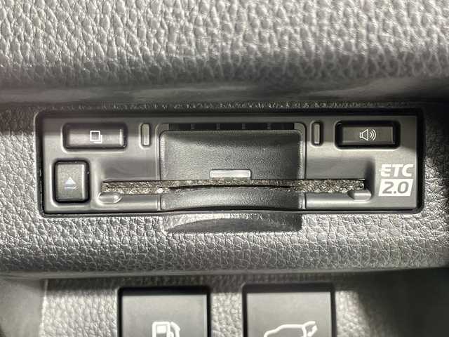 トヨタ クラウン スポーツ Z 神奈川県 2024(令6)年 0.8万km プレシャスホワイトパール 4WD/モデリスタスポイラー/パノラマルーフ/純正12.3型DA/ナビ/フルセグ　Bluetooth　USB　/パノラミックビューモニター/デジタルインナーミラー/PBD/HUD/パーキングアシスト/AC100Vコンセント/ワイヤレス充電/純正ビルトインETC2.0/純正前後ドライブレコーダー/セーフティセンス/レーダークルーズコントロール/レーンディパーチャーアラート/レーンチェンジアシスト/BSM/PCS/プロアクティブドライビングアシスト/フロント/リヤクロストラフィックアラート/後方車両検知/パーキングサポートブレーキ/安心降車アシスト/周辺車両接近時サポート/先行車発進告知機能/後退速度抑制/ロードサインアシスト/アドバンストドライブ/ドライバーモニター/ITSコネクト/ハイビームアシスト/前後ソナー/キャメル革シート/前席パワーシート/シートヒーター/ベンチレーション/運転席ポジションメモリー/革巻きステアリング/プッシュスタート/スマートキー/純正21インチAW/純正リアスポイラー/LEDヘッドランプ/ヘッドライトウォッシャー