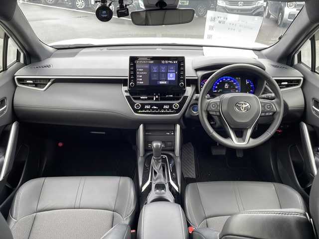 トヨタ カローラ クロス ハイブリッド Z 長野県 2022(令4)年 1.2万km プラチナホワイトパールマイカ 禁煙車/４WD/8インチディスプレイオーディオ/（ナビ機能付/CD/DVD/フルセグTV/Bluetooth）/純正18インチアルミホイール/スタッドレス車載/パノラミックビューモニター/セーフティセンス/・プリクラッシュセーフティ/・レーントレーシングアシスト/・レーンディパーチャーアラート/・レーダークルーズコントロール/・オートマチックハイビーム/・ロードサインアシスト/・ドライバー異常時対応システム/・プロアクティブドライビングアシスト/・発進遅れ告知機能/・パーキングサポートブレーキ/・ブラインドスポットモニター/ビルトインETC/ドライブレコーダー/ハーフレザーシート/運転席パワーシート/前席シートヒーター/革巻きステアリング/ステアリングスイッチ/電動パーキングブレーキ/ブレーキホールド/LEDヘッドライト/LEDシーケンシャルターンライト/LEDデイタイムランニングライト/フォグランプ/オートライト/スマートキー/Pスタート/電動格納ミラー/純正18インチAW/純正フロアマット/社外AWスタッドレス積み込み