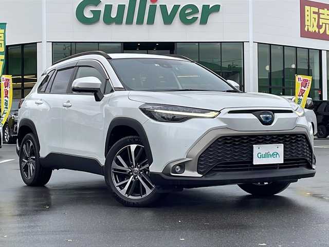 トヨタ カローラ クロス ハイブリッド Z 長野県 2022(令4)年 1.2万km プラチナホワイトパールマイカ 禁煙車/４WD/8インチディスプレイオーディオ/（ナビ機能付/CD/DVD/フルセグTV/Bluetooth）/純正18インチアルミホイール/スタッドレス車載/パノラミックビューモニター/セーフティセンス/・プリクラッシュセーフティ/・レーントレーシングアシスト/・レーンディパーチャーアラート/・レーダークルーズコントロール/・オートマチックハイビーム/・ロードサインアシスト/・ドライバー異常時対応システム/・プロアクティブドライビングアシスト/・発進遅れ告知機能/・パーキングサポートブレーキ/・ブラインドスポットモニター/ビルトインETC/ドライブレコーダー/ハーフレザーシート/運転席パワーシート/前席シートヒーター/革巻きステアリング/ステアリングスイッチ/電動パーキングブレーキ/ブレーキホールド/LEDヘッドライト/LEDシーケンシャルターンライト/LEDデイタイムランニングライト/フォグランプ/オートライト/スマートキー/Pスタート/電動格納ミラー/純正18インチAW/純正フロアマット/社外AWスタッドレス積み込み