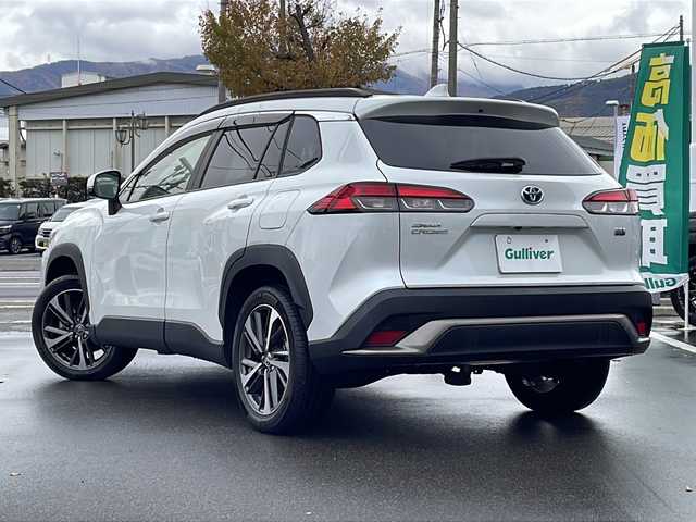 トヨタ カローラ クロス ハイブリッド Z 長野県 2022(令4)年 1.2万km プラチナホワイトパールマイカ 禁煙車/４WD/8インチディスプレイオーディオ/（ナビ機能付/CD/DVD/フルセグTV/Bluetooth）/純正18インチアルミホイール/スタッドレス車載/パノラミックビューモニター/セーフティセンス/・プリクラッシュセーフティ/・レーントレーシングアシスト/・レーンディパーチャーアラート/・レーダークルーズコントロール/・オートマチックハイビーム/・ロードサインアシスト/・ドライバー異常時対応システム/・プロアクティブドライビングアシスト/・発進遅れ告知機能/・パーキングサポートブレーキ/・ブラインドスポットモニター/ビルトインETC/ドライブレコーダー/ハーフレザーシート/運転席パワーシート/前席シートヒーター/革巻きステアリング/ステアリングスイッチ/電動パーキングブレーキ/ブレーキホールド/LEDヘッドライト/LEDシーケンシャルターンライト/LEDデイタイムランニングライト/フォグランプ/オートライト/スマートキー/Pスタート/電動格納ミラー/純正18インチAW/純正フロアマット/社外AWスタッドレス積み込み