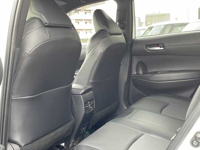 トヨタ カローラ クロス ハイブリッド Z 長野県 2022(令4)年 1.2万km プラチナホワイトパールマイカ 禁煙車/４WD/8インチディスプレイオーディオ/（ナビ機能付/CD/DVD/フルセグTV/Bluetooth）/純正18インチアルミホイール/スタッドレス車載/パノラミックビューモニター/セーフティセンス/・プリクラッシュセーフティ/・レーントレーシングアシスト/・レーンディパーチャーアラート/・レーダークルーズコントロール/・オートマチックハイビーム/・ロードサインアシスト/・ドライバー異常時対応システム/・プロアクティブドライビングアシスト/・発進遅れ告知機能/・パーキングサポートブレーキ/・ブラインドスポットモニター/ビルトインETC/ドライブレコーダー/ハーフレザーシート/運転席パワーシート/前席シートヒーター/革巻きステアリング/ステアリングスイッチ/電動パーキングブレーキ/ブレーキホールド/LEDヘッドライト/LEDシーケンシャルターンライト/LEDデイタイムランニングライト/フォグランプ/オートライト/スマートキー/Pスタート/電動格納ミラー/純正18インチAW/純正フロアマット/社外AWスタッドレス積み込み