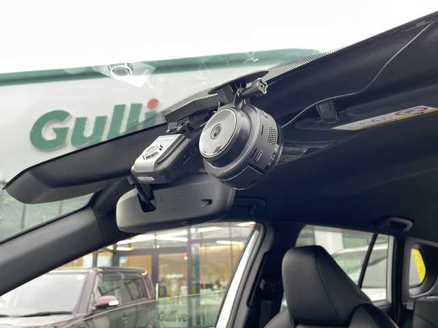 トヨタ カローラ クロス ハイブリッド Z 長野県 2022(令4)年 1.2万km プラチナホワイトパールマイカ 禁煙車/４WD/8インチディスプレイオーディオ/（ナビ機能付/CD/DVD/フルセグTV/Bluetooth）/純正18インチアルミホイール/スタッドレス車載/パノラミックビューモニター/セーフティセンス/・プリクラッシュセーフティ/・レーントレーシングアシスト/・レーンディパーチャーアラート/・レーダークルーズコントロール/・オートマチックハイビーム/・ロードサインアシスト/・ドライバー異常時対応システム/・プロアクティブドライビングアシスト/・発進遅れ告知機能/・パーキングサポートブレーキ/・ブラインドスポットモニター/ビルトインETC/ドライブレコーダー/ハーフレザーシート/運転席パワーシート/前席シートヒーター/革巻きステアリング/ステアリングスイッチ/電動パーキングブレーキ/ブレーキホールド/LEDヘッドライト/LEDシーケンシャルターンライト/LEDデイタイムランニングライト/フォグランプ/オートライト/スマートキー/Pスタート/電動格納ミラー/純正18インチAW/純正フロアマット/社外AWスタッドレス積み込み