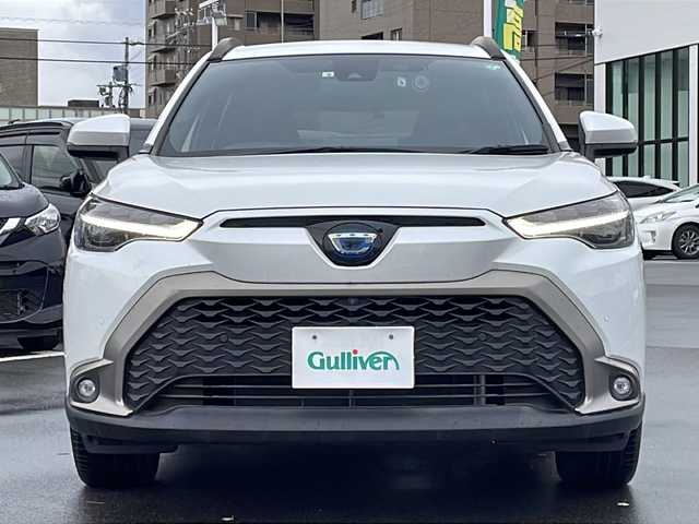 トヨタ カローラ クロス ハイブリッド Z 長野県 2022(令4)年 1.2万km プラチナホワイトパールマイカ 禁煙車/４WD/8インチディスプレイオーディオ/（ナビ機能付/CD/DVD/フルセグTV/Bluetooth）/純正18インチアルミホイール/スタッドレス車載/パノラミックビューモニター/セーフティセンス/・プリクラッシュセーフティ/・レーントレーシングアシスト/・レーンディパーチャーアラート/・レーダークルーズコントロール/・オートマチックハイビーム/・ロードサインアシスト/・ドライバー異常時対応システム/・プロアクティブドライビングアシスト/・発進遅れ告知機能/・パーキングサポートブレーキ/・ブラインドスポットモニター/ビルトインETC/ドライブレコーダー/ハーフレザーシート/運転席パワーシート/前席シートヒーター/革巻きステアリング/ステアリングスイッチ/電動パーキングブレーキ/ブレーキホールド/LEDヘッドライト/LEDシーケンシャルターンライト/LEDデイタイムランニングライト/フォグランプ/オートライト/スマートキー/Pスタート/電動格納ミラー/純正18インチAW/純正フロアマット/社外AWスタッドレス積み込み