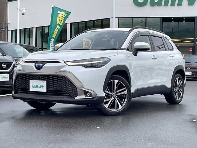 トヨタ カローラ クロス ハイブリッド Z 長野県 2022(令4)年 1.2万km プラチナホワイトパールマイカ 禁煙車/４WD/8インチディスプレイオーディオ/（ナビ機能付/CD/DVD/フルセグTV/Bluetooth）/純正18インチアルミホイール/スタッドレス車載/パノラミックビューモニター/セーフティセンス/・プリクラッシュセーフティ/・レーントレーシングアシスト/・レーンディパーチャーアラート/・レーダークルーズコントロール/・オートマチックハイビーム/・ロードサインアシスト/・ドライバー異常時対応システム/・プロアクティブドライビングアシスト/・発進遅れ告知機能/・パーキングサポートブレーキ/・ブラインドスポットモニター/ビルトインETC/ドライブレコーダー/ハーフレザーシート/運転席パワーシート/前席シートヒーター/革巻きステアリング/ステアリングスイッチ/電動パーキングブレーキ/ブレーキホールド/LEDヘッドライト/LEDシーケンシャルターンライト/LEDデイタイムランニングライト/フォグランプ/オートライト/スマートキー/Pスタート/電動格納ミラー/純正18インチAW/純正フロアマット/社外AWスタッドレス積み込み