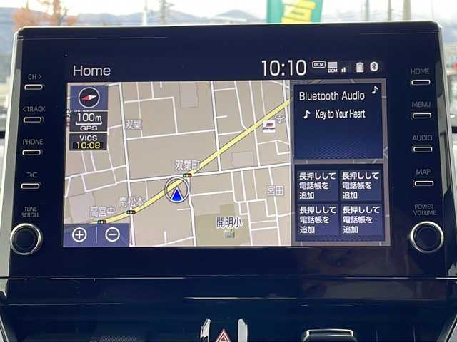 トヨタ カローラ クロス ハイブリッド Z 長野県 2022(令4)年 1.2万km プラチナホワイトパールマイカ 禁煙車/４WD/8インチディスプレイオーディオ/（ナビ機能付/CD/DVD/フルセグTV/Bluetooth）/純正18インチアルミホイール/スタッドレス車載/パノラミックビューモニター/セーフティセンス/・プリクラッシュセーフティ/・レーントレーシングアシスト/・レーンディパーチャーアラート/・レーダークルーズコントロール/・オートマチックハイビーム/・ロードサインアシスト/・ドライバー異常時対応システム/・プロアクティブドライビングアシスト/・発進遅れ告知機能/・パーキングサポートブレーキ/・ブラインドスポットモニター/ビルトインETC/ドライブレコーダー/ハーフレザーシート/運転席パワーシート/前席シートヒーター/革巻きステアリング/ステアリングスイッチ/電動パーキングブレーキ/ブレーキホールド/LEDヘッドライト/LEDシーケンシャルターンライト/LEDデイタイムランニングライト/フォグランプ/オートライト/スマートキー/Pスタート/電動格納ミラー/純正18インチAW/純正フロアマット/社外AWスタッドレス積み込み