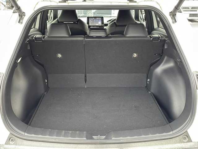 トヨタ カローラ クロス ハイブリッド Z 長野県 2022(令4)年 1.2万km プラチナホワイトパールマイカ 禁煙車/４WD/8インチディスプレイオーディオ/（ナビ機能付/CD/DVD/フルセグTV/Bluetooth）/純正18インチアルミホイール/スタッドレス車載/パノラミックビューモニター/セーフティセンス/・プリクラッシュセーフティ/・レーントレーシングアシスト/・レーンディパーチャーアラート/・レーダークルーズコントロール/・オートマチックハイビーム/・ロードサインアシスト/・ドライバー異常時対応システム/・プロアクティブドライビングアシスト/・発進遅れ告知機能/・パーキングサポートブレーキ/・ブラインドスポットモニター/ビルトインETC/ドライブレコーダー/ハーフレザーシート/運転席パワーシート/前席シートヒーター/革巻きステアリング/ステアリングスイッチ/電動パーキングブレーキ/ブレーキホールド/LEDヘッドライト/LEDシーケンシャルターンライト/LEDデイタイムランニングライト/フォグランプ/オートライト/スマートキー/Pスタート/電動格納ミラー/純正18インチAW/純正フロアマット/社外AWスタッドレス積み込み