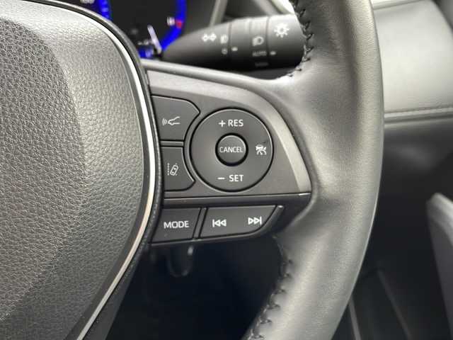 トヨタ カローラ クロス ハイブリッド Z 長野県 2022(令4)年 1.2万km プラチナホワイトパールマイカ 禁煙車/４WD/8インチディスプレイオーディオ/（ナビ機能付/CD/DVD/フルセグTV/Bluetooth）/純正18インチアルミホイール/スタッドレス車載/パノラミックビューモニター/セーフティセンス/・プリクラッシュセーフティ/・レーントレーシングアシスト/・レーンディパーチャーアラート/・レーダークルーズコントロール/・オートマチックハイビーム/・ロードサインアシスト/・ドライバー異常時対応システム/・プロアクティブドライビングアシスト/・発進遅れ告知機能/・パーキングサポートブレーキ/・ブラインドスポットモニター/ビルトインETC/ドライブレコーダー/ハーフレザーシート/運転席パワーシート/前席シートヒーター/革巻きステアリング/ステアリングスイッチ/電動パーキングブレーキ/ブレーキホールド/LEDヘッドライト/LEDシーケンシャルターンライト/LEDデイタイムランニングライト/フォグランプ/オートライト/スマートキー/Pスタート/電動格納ミラー/純正18インチAW/純正フロアマット/社外AWスタッドレス積み込み