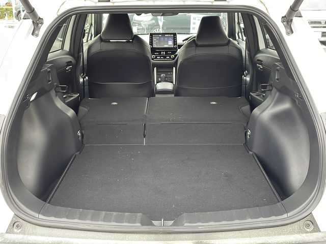 トヨタ カローラ クロス ハイブリッド Z 長野県 2022(令4)年 1.2万km プラチナホワイトパールマイカ 禁煙車/４WD/8インチディスプレイオーディオ/（ナビ機能付/CD/DVD/フルセグTV/Bluetooth）/純正18インチアルミホイール/スタッドレス車載/パノラミックビューモニター/セーフティセンス/・プリクラッシュセーフティ/・レーントレーシングアシスト/・レーンディパーチャーアラート/・レーダークルーズコントロール/・オートマチックハイビーム/・ロードサインアシスト/・ドライバー異常時対応システム/・プロアクティブドライビングアシスト/・発進遅れ告知機能/・パーキングサポートブレーキ/・ブラインドスポットモニター/ビルトインETC/ドライブレコーダー/ハーフレザーシート/運転席パワーシート/前席シートヒーター/革巻きステアリング/ステアリングスイッチ/電動パーキングブレーキ/ブレーキホールド/LEDヘッドライト/LEDシーケンシャルターンライト/LEDデイタイムランニングライト/フォグランプ/オートライト/スマートキー/Pスタート/電動格納ミラー/純正18インチAW/純正フロアマット/社外AWスタッドレス積み込み