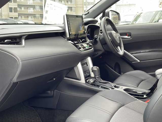 トヨタ カローラ クロス ハイブリッド Z 長野県 2022(令4)年 1.2万km プラチナホワイトパールマイカ 禁煙車/４WD/8インチディスプレイオーディオ/（ナビ機能付/CD/DVD/フルセグTV/Bluetooth）/純正18インチアルミホイール/スタッドレス車載/パノラミックビューモニター/セーフティセンス/・プリクラッシュセーフティ/・レーントレーシングアシスト/・レーンディパーチャーアラート/・レーダークルーズコントロール/・オートマチックハイビーム/・ロードサインアシスト/・ドライバー異常時対応システム/・プロアクティブドライビングアシスト/・発進遅れ告知機能/・パーキングサポートブレーキ/・ブラインドスポットモニター/ビルトインETC/ドライブレコーダー/ハーフレザーシート/運転席パワーシート/前席シートヒーター/革巻きステアリング/ステアリングスイッチ/電動パーキングブレーキ/ブレーキホールド/LEDヘッドライト/LEDシーケンシャルターンライト/LEDデイタイムランニングライト/フォグランプ/オートライト/スマートキー/Pスタート/電動格納ミラー/純正18インチAW/純正フロアマット/社外AWスタッドレス積み込み