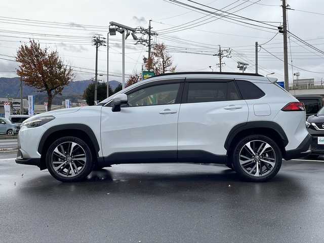 トヨタ カローラ クロス ハイブリッド Z 長野県 2022(令4)年 1.2万km プラチナホワイトパールマイカ 禁煙車/４WD/8インチディスプレイオーディオ/（ナビ機能付/CD/DVD/フルセグTV/Bluetooth）/純正18インチアルミホイール/スタッドレス車載/パノラミックビューモニター/セーフティセンス/・プリクラッシュセーフティ/・レーントレーシングアシスト/・レーンディパーチャーアラート/・レーダークルーズコントロール/・オートマチックハイビーム/・ロードサインアシスト/・ドライバー異常時対応システム/・プロアクティブドライビングアシスト/・発進遅れ告知機能/・パーキングサポートブレーキ/・ブラインドスポットモニター/ビルトインETC/ドライブレコーダー/ハーフレザーシート/運転席パワーシート/前席シートヒーター/革巻きステアリング/ステアリングスイッチ/電動パーキングブレーキ/ブレーキホールド/LEDヘッドライト/LEDシーケンシャルターンライト/LEDデイタイムランニングライト/フォグランプ/オートライト/スマートキー/Pスタート/電動格納ミラー/純正18インチAW/純正フロアマット/社外AWスタッドレス積み込み