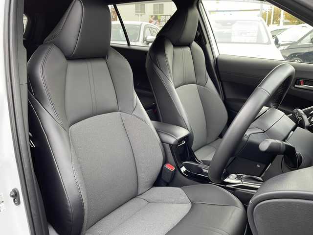 トヨタ カローラ クロス ハイブリッド Z 長野県 2022(令4)年 1.2万km プラチナホワイトパールマイカ 禁煙車/４WD/8インチディスプレイオーディオ/（ナビ機能付/CD/DVD/フルセグTV/Bluetooth）/純正18インチアルミホイール/スタッドレス車載/パノラミックビューモニター/セーフティセンス/・プリクラッシュセーフティ/・レーントレーシングアシスト/・レーンディパーチャーアラート/・レーダークルーズコントロール/・オートマチックハイビーム/・ロードサインアシスト/・ドライバー異常時対応システム/・プロアクティブドライビングアシスト/・発進遅れ告知機能/・パーキングサポートブレーキ/・ブラインドスポットモニター/ビルトインETC/ドライブレコーダー/ハーフレザーシート/運転席パワーシート/前席シートヒーター/革巻きステアリング/ステアリングスイッチ/電動パーキングブレーキ/ブレーキホールド/LEDヘッドライト/LEDシーケンシャルターンライト/LEDデイタイムランニングライト/フォグランプ/オートライト/スマートキー/Pスタート/電動格納ミラー/純正18インチAW/純正フロアマット/社外AWスタッドレス積み込み