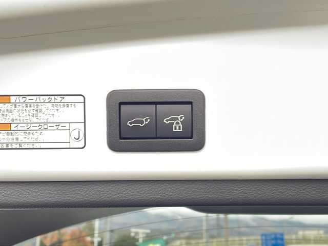 トヨタ カローラ クロス ハイブリッド Z 長野県 2022(令4)年 1.2万km プラチナホワイトパールマイカ 禁煙車/４WD/8インチディスプレイオーディオ/（ナビ機能付/CD/DVD/フルセグTV/Bluetooth）/純正18インチアルミホイール/スタッドレス車載/パノラミックビューモニター/セーフティセンス/・プリクラッシュセーフティ/・レーントレーシングアシスト/・レーンディパーチャーアラート/・レーダークルーズコントロール/・オートマチックハイビーム/・ロードサインアシスト/・ドライバー異常時対応システム/・プロアクティブドライビングアシスト/・発進遅れ告知機能/・パーキングサポートブレーキ/・ブラインドスポットモニター/ビルトインETC/ドライブレコーダー/ハーフレザーシート/運転席パワーシート/前席シートヒーター/革巻きステアリング/ステアリングスイッチ/電動パーキングブレーキ/ブレーキホールド/LEDヘッドライト/LEDシーケンシャルターンライト/LEDデイタイムランニングライト/フォグランプ/オートライト/スマートキー/Pスタート/電動格納ミラー/純正18インチAW/純正フロアマット/社外AWスタッドレス積み込み