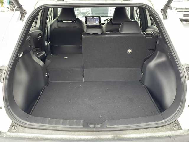 トヨタ カローラ クロス ハイブリッド Z 長野県 2022(令4)年 1.2万km プラチナホワイトパールマイカ 禁煙車/４WD/8インチディスプレイオーディオ/（ナビ機能付/CD/DVD/フルセグTV/Bluetooth）/純正18インチアルミホイール/スタッドレス車載/パノラミックビューモニター/セーフティセンス/・プリクラッシュセーフティ/・レーントレーシングアシスト/・レーンディパーチャーアラート/・レーダークルーズコントロール/・オートマチックハイビーム/・ロードサインアシスト/・ドライバー異常時対応システム/・プロアクティブドライビングアシスト/・発進遅れ告知機能/・パーキングサポートブレーキ/・ブラインドスポットモニター/ビルトインETC/ドライブレコーダー/ハーフレザーシート/運転席パワーシート/前席シートヒーター/革巻きステアリング/ステアリングスイッチ/電動パーキングブレーキ/ブレーキホールド/LEDヘッドライト/LEDシーケンシャルターンライト/LEDデイタイムランニングライト/フォグランプ/オートライト/スマートキー/Pスタート/電動格納ミラー/純正18インチAW/純正フロアマット/社外AWスタッドレス積み込み