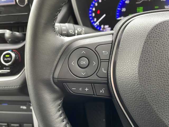 トヨタ カローラ クロス ハイブリッド Z 長野県 2022(令4)年 1.2万km プラチナホワイトパールマイカ 禁煙車/４WD/8インチディスプレイオーディオ/（ナビ機能付/CD/DVD/フルセグTV/Bluetooth）/純正18インチアルミホイール/スタッドレス車載/パノラミックビューモニター/セーフティセンス/・プリクラッシュセーフティ/・レーントレーシングアシスト/・レーンディパーチャーアラート/・レーダークルーズコントロール/・オートマチックハイビーム/・ロードサインアシスト/・ドライバー異常時対応システム/・プロアクティブドライビングアシスト/・発進遅れ告知機能/・パーキングサポートブレーキ/・ブラインドスポットモニター/ビルトインETC/ドライブレコーダー/ハーフレザーシート/運転席パワーシート/前席シートヒーター/革巻きステアリング/ステアリングスイッチ/電動パーキングブレーキ/ブレーキホールド/LEDヘッドライト/LEDシーケンシャルターンライト/LEDデイタイムランニングライト/フォグランプ/オートライト/スマートキー/Pスタート/電動格納ミラー/純正18インチAW/純正フロアマット/社外AWスタッドレス積み込み