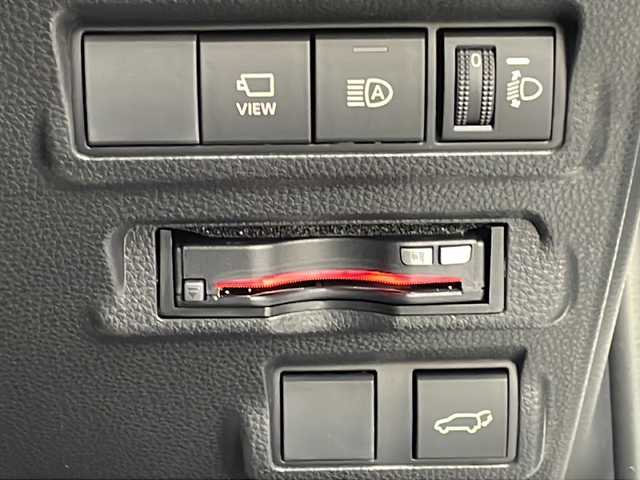 トヨタ カローラ クロス ハイブリッド Z 長野県 2022(令4)年 1.2万km プラチナホワイトパールマイカ 禁煙車/４WD/8インチディスプレイオーディオ/（ナビ機能付/CD/DVD/フルセグTV/Bluetooth）/純正18インチアルミホイール/スタッドレス車載/パノラミックビューモニター/セーフティセンス/・プリクラッシュセーフティ/・レーントレーシングアシスト/・レーンディパーチャーアラート/・レーダークルーズコントロール/・オートマチックハイビーム/・ロードサインアシスト/・ドライバー異常時対応システム/・プロアクティブドライビングアシスト/・発進遅れ告知機能/・パーキングサポートブレーキ/・ブラインドスポットモニター/ビルトインETC/ドライブレコーダー/ハーフレザーシート/運転席パワーシート/前席シートヒーター/革巻きステアリング/ステアリングスイッチ/電動パーキングブレーキ/ブレーキホールド/LEDヘッドライト/LEDシーケンシャルターンライト/LEDデイタイムランニングライト/フォグランプ/オートライト/スマートキー/Pスタート/電動格納ミラー/純正18インチAW/純正フロアマット/社外AWスタッドレス積み込み