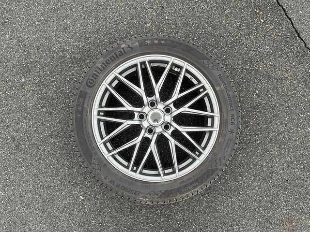 トヨタ カローラ クロス ハイブリッド Z 長野県 2022(令4)年 1.2万km プラチナホワイトパールマイカ 禁煙車/４WD/8インチディスプレイオーディオ/（ナビ機能付/CD/DVD/フルセグTV/Bluetooth）/純正18インチアルミホイール/スタッドレス車載/パノラミックビューモニター/セーフティセンス/・プリクラッシュセーフティ/・レーントレーシングアシスト/・レーンディパーチャーアラート/・レーダークルーズコントロール/・オートマチックハイビーム/・ロードサインアシスト/・ドライバー異常時対応システム/・プロアクティブドライビングアシスト/・発進遅れ告知機能/・パーキングサポートブレーキ/・ブラインドスポットモニター/ビルトインETC/ドライブレコーダー/ハーフレザーシート/運転席パワーシート/前席シートヒーター/革巻きステアリング/ステアリングスイッチ/電動パーキングブレーキ/ブレーキホールド/LEDヘッドライト/LEDシーケンシャルターンライト/LEDデイタイムランニングライト/フォグランプ/オートライト/スマートキー/Pスタート/電動格納ミラー/純正18インチAW/純正フロアマット/社外AWスタッドレス積み込み