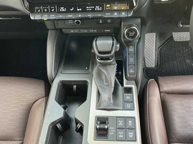 トヨタ ランドクルーザー ２５０ ZX ファーストエディション 岐阜県 2024(令6)年 1.3万km プラチナホワイトパールマイカ 登録時走行距離12427km/純正ナビ/全方位モニター/フルセグテレビ/電動格納サードシート/ハンドルヒーター/JBLサウンド/パドルシフト/サイドステップ/ドアバイザー/純正フロアマット/純正アルミホイール/レザーシート/ETC/シートヒーター/エアシート/レザーシート/ヘッドライトウォッシャー/禁煙車/LEDヘッドライト/ルーフレール/サンルーフ/オートマチックハイビーム/スマートキー/プッシュスタート