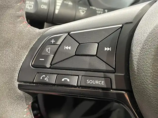 日産 ノート e－パワー ニスモ 愛知県 2017(平29)年 7.9万km スーパーブラック 純正ナビ　(MM317D-W)/（FM/AM/SD/CD・DVD再生/AUX/フルセグTV)/アラウンドビューモニター　/衝突軽減ブレーキ　/ＥＴＣ　/デジタルインナーミラー　/ドライブレコーダー　/ＬＥＤヘッドライト　/ＬＥＤフォグランプ　/アクセサリーソケット　/ドライブレコーダー　/コーナーセンサー/純正フロアマット/社外17インチAW/プッシュスタート/　　-スマートキー/盗難防止/ステアリングスイッチ