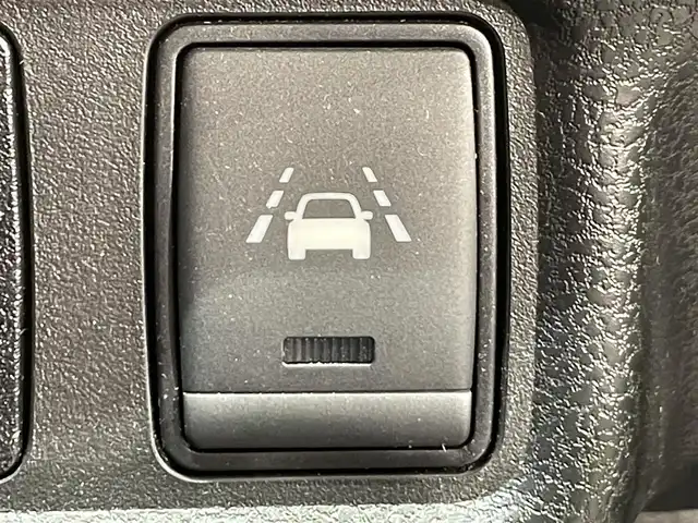 日産 ノート e－パワー ニスモ 愛知県 2017(平29)年 7.9万km スーパーブラック 純正ナビ　(MM317D-W)/（FM/AM/SD/CD・DVD再生/AUX/フルセグTV)/アラウンドビューモニター　/衝突軽減ブレーキ　/ＥＴＣ　/デジタルインナーミラー　/ドライブレコーダー　/ＬＥＤヘッドライト　/ＬＥＤフォグランプ　/アクセサリーソケット　/ドライブレコーダー　/コーナーセンサー/純正フロアマット/社外17インチAW/プッシュスタート/　　-スマートキー/盗難防止/ステアリングスイッチ