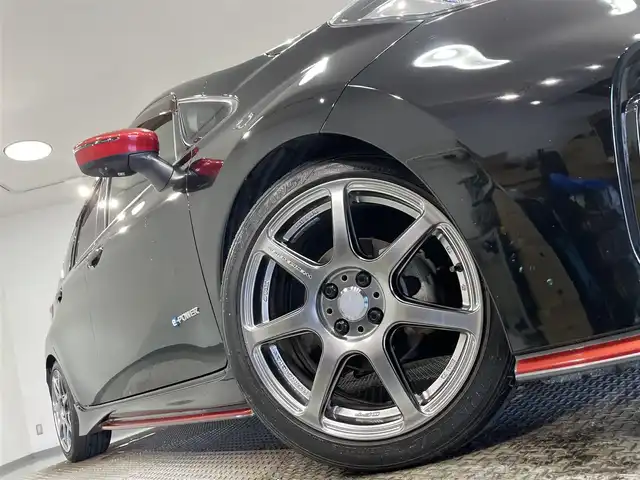 日産 ノート e－パワー ニスモ 愛知県 2017(平29)年 7.9万km スーパーブラック 純正ナビ　(MM317D-W)/（FM/AM/SD/CD・DVD再生/AUX/フルセグTV)/アラウンドビューモニター　/衝突軽減ブレーキ　/ＥＴＣ　/デジタルインナーミラー　/ドライブレコーダー　/ＬＥＤヘッドライト　/ＬＥＤフォグランプ　/アクセサリーソケット　/ドライブレコーダー　/コーナーセンサー/純正フロアマット/社外17インチAW/プッシュスタート/　　-スマートキー/盗難防止/ステアリングスイッチ